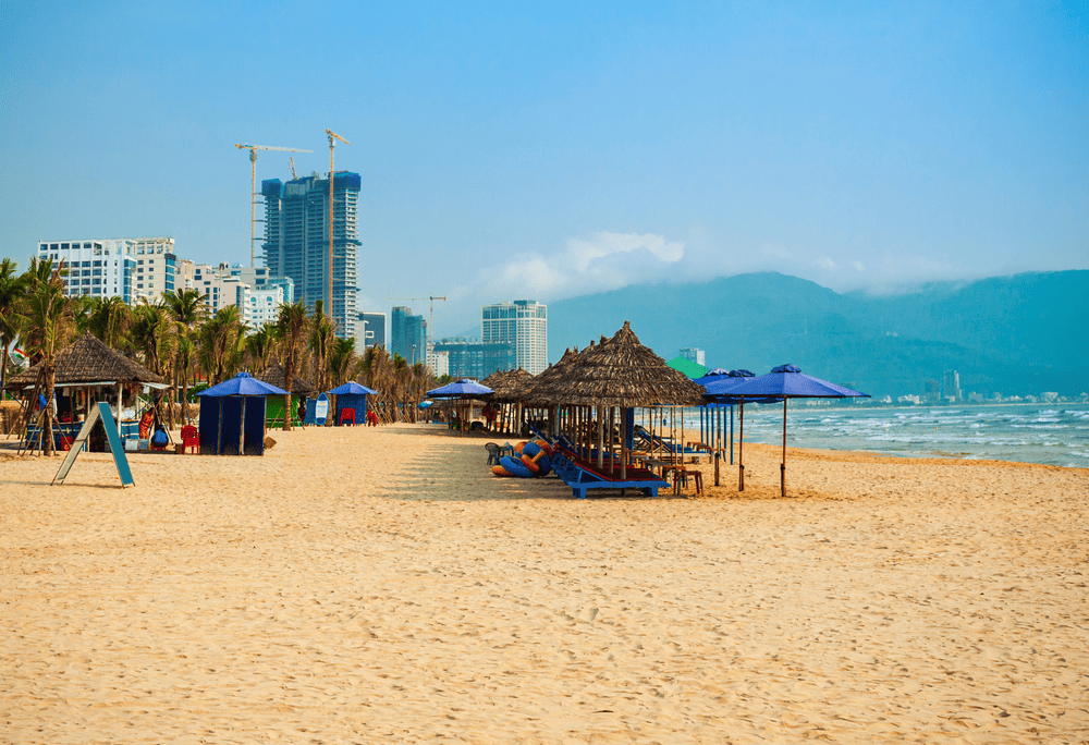 There are plenty of long benches or sunbeds available at reasonable prices, making it easy for you to relax and unwind by the sea (Source: Canva)